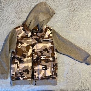 Camo Puffer Shell w/Sweatshirt Sleeves & Removeable Hood Youth XL Jacket